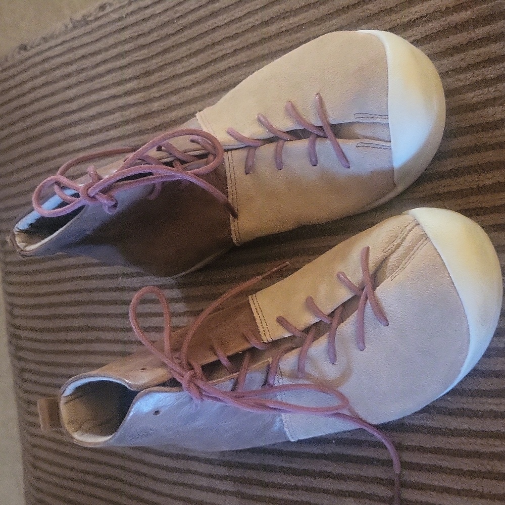Keen Boot shoes....8.5 in tan
